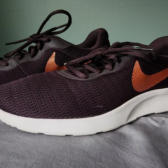 Nike Tanjun Womens 11 Purple Rose Metallic Fitness Sneakers - Picture 2 of 8